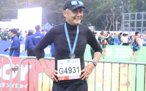 67岁周润发参加马拉松，10公里成绩曝光，获颁奖牌比拿影帝还开心