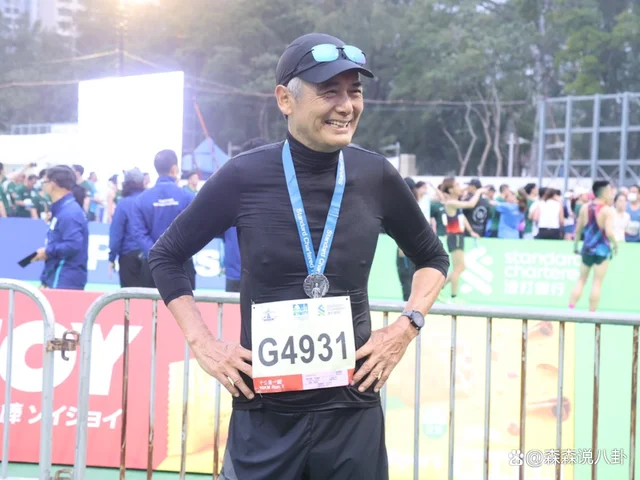67岁周润发参加马拉松，10公里成绩曝光，获颁奖牌比拿影帝还开心