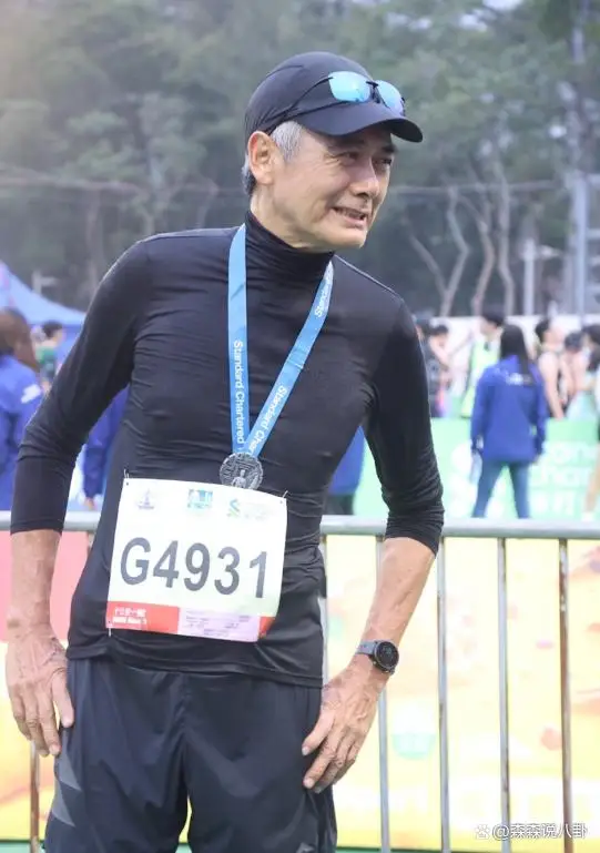 67岁周润发参加马拉松，10公里成绩曝光，获颁奖牌比拿影帝还开心