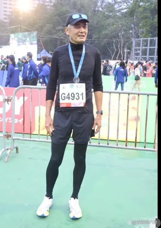67岁周润发参加马拉松，10公里成绩曝光，获颁奖牌比拿影帝还开心