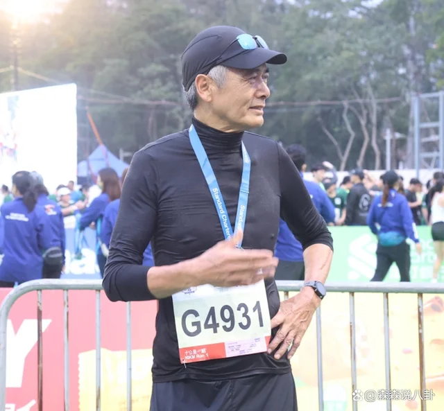 67岁周润发参加马拉松，10公里成绩曝光，获颁奖牌比拿影帝还开心