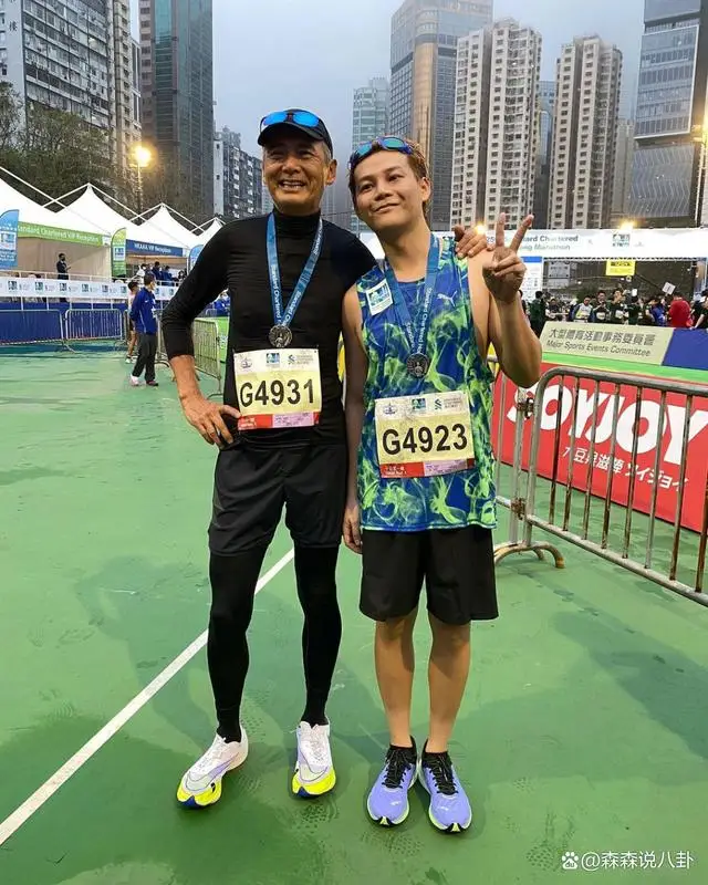 67岁周润发参加马拉松，10公里成绩曝光，获颁奖牌比拿影帝还开心