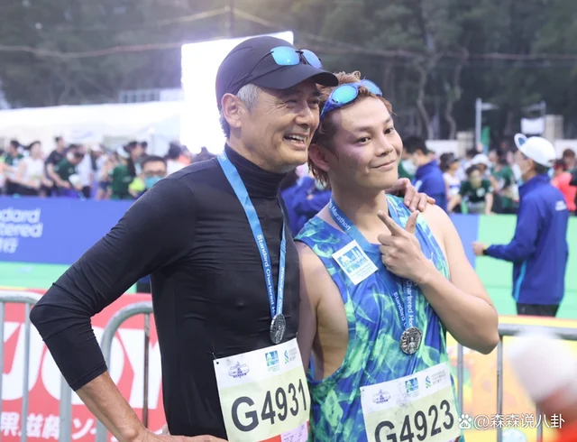 67岁周润发参加马拉松，10公里成绩曝光，获颁奖牌比拿影帝还开心