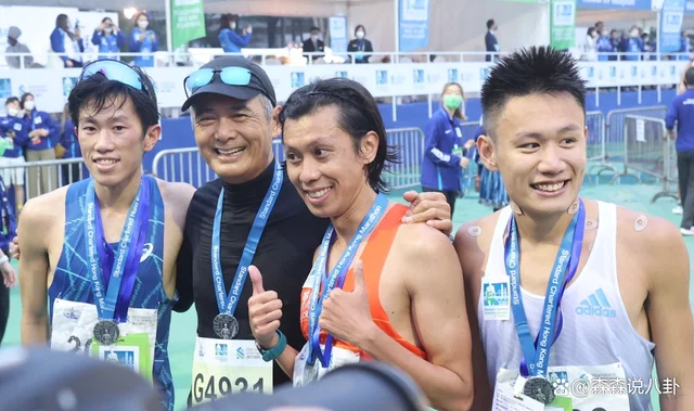 67岁周润发参加马拉松，10公里成绩曝光，获颁奖牌比拿影帝还开心