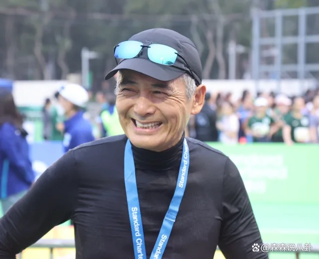 67岁周润发参加马拉松，10公里成绩曝光，获颁奖牌比拿影帝还开心