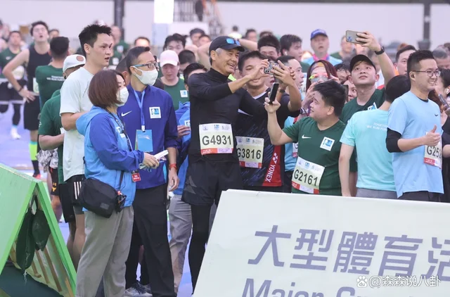 67岁周润发参加马拉松，10公里成绩曝光，获颁奖牌比拿影帝还开心