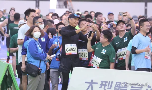 67岁周润发参加马拉松，10公里成绩曝光，获颁奖牌比拿影帝还开心