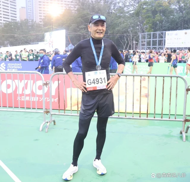 67岁周润发参加马拉松，10公里成绩曝光，获颁奖牌比拿影帝还开心