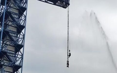 重庆一对情侣蹦极倒挂滞留半空 游乐城：抱着秀恩爱撒狗粮不上来