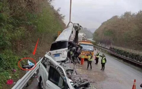 突发！成渝环线高速泸州境内，一辆韵达快递货车与面包车相撞致6死1伤