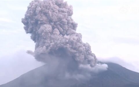 日本火山喷发 烟柱高2400米 官方要求当地民众远离该火山