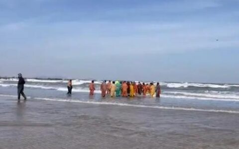 多人无视劝阻“赶海”， 1人溺水身亡