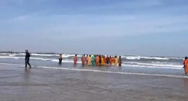 多人无视劝阻“赶海”, 1人溺水身亡 多人无视劝阻“赶海”, 1人溺水身亡