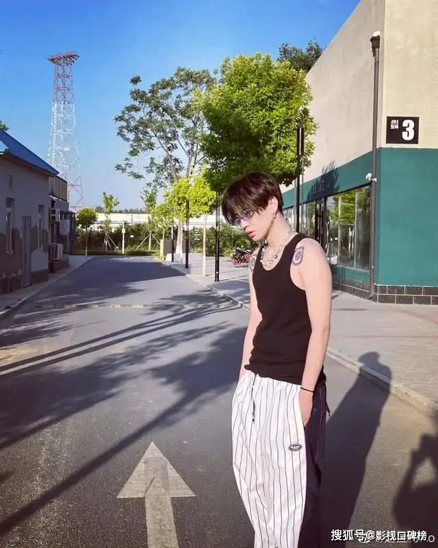 李小璐疑似与小男友在酒店约会，人设崩盘，却活得很体面