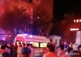 湖南芷江境内一客车侧翻60余人受伤，医院：有32人住院治疗