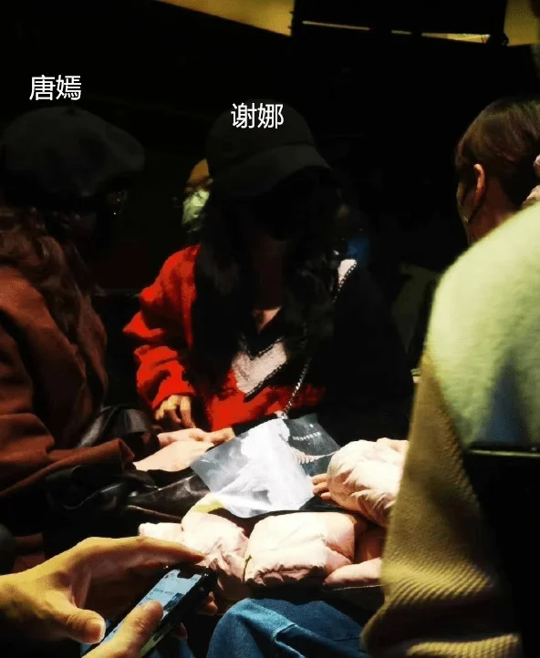 张杰跨界演话剧，谢娜带好友唐嫣维嘉捧场，2千元一张门票引热议