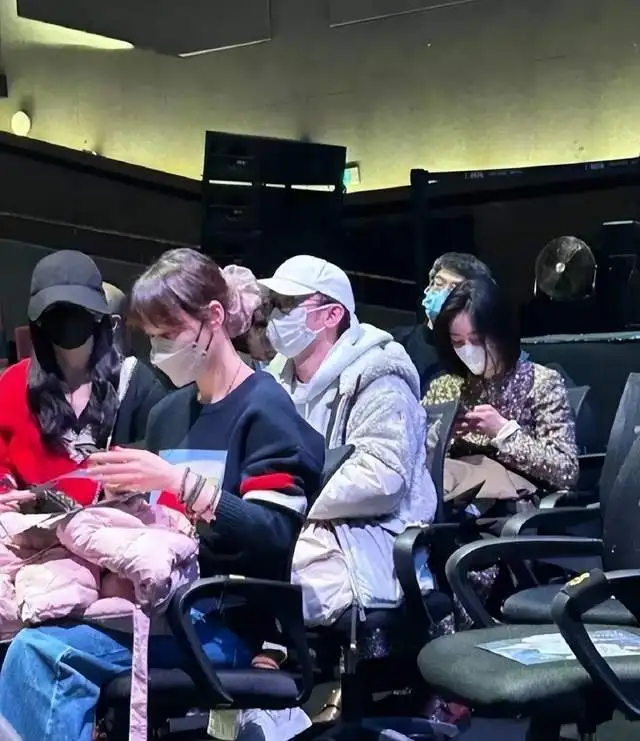 张杰跨界演话剧，谢娜带好友唐嫣维嘉捧场，2千元一张门票引热议
