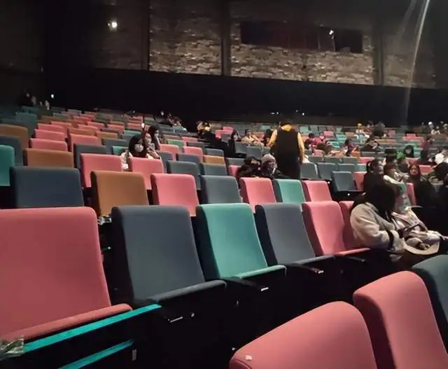 张杰跨界演话剧，谢娜带好友唐嫣维嘉捧场，2千元一张门票引热议