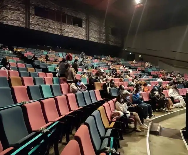 张杰跨界演话剧，谢娜带好友唐嫣维嘉捧场，2千元一张门票引热议