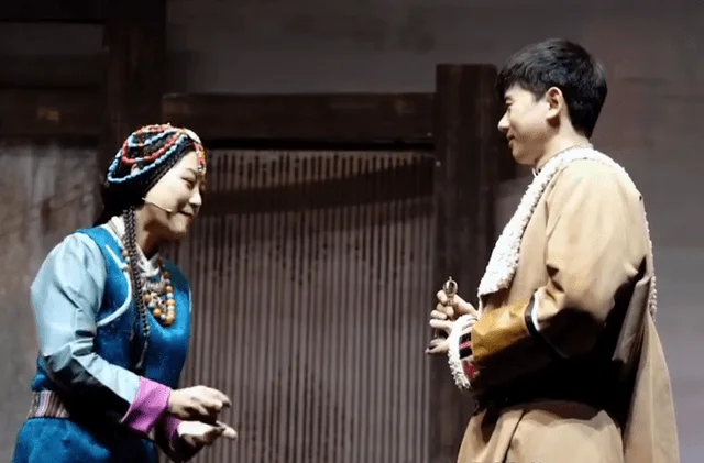 张杰跨界演话剧，谢娜带好友唐嫣维嘉捧场，2千元一张门票引热议