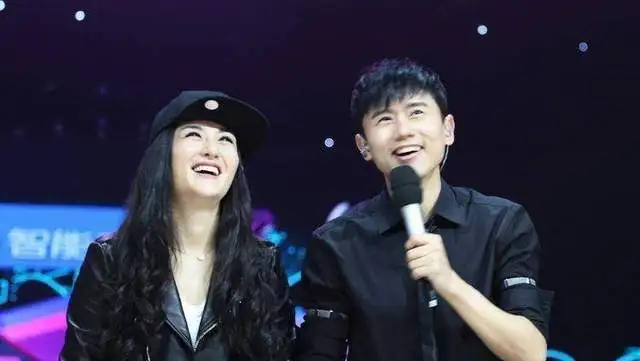 张杰跨界演话剧，谢娜带好友唐嫣维嘉捧场，2千元一张门票引热议