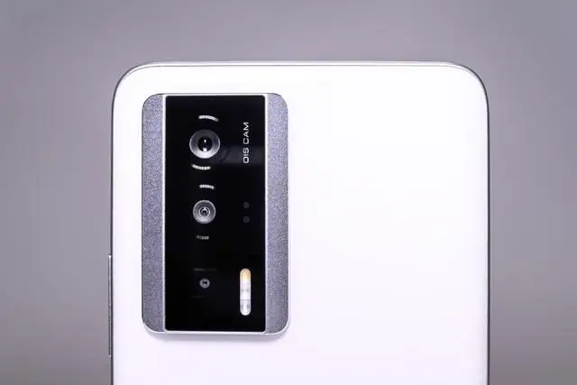 Redmi K60 开箱上手!塑料边框质感真不行 Redmi K60 开箱上手!塑料边框质感真不行