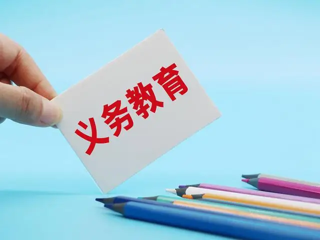 委员建议随迁子女就地入学。有待研究,可以尝试 委员建议随迁子女就地入学。有待研究,可以尝试