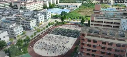 广东河源再次地震 当地小学紧急疏散学生到操场