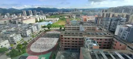 广东河源再次地震 当地小学紧急疏散学生到操场