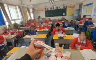 高中班主任请全班同学喝奶茶，回应：备考较辛苦，让大家放松下