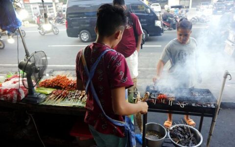 00后男生每天下班后卖烤肠解压：摆摊也可以是一种生活态度