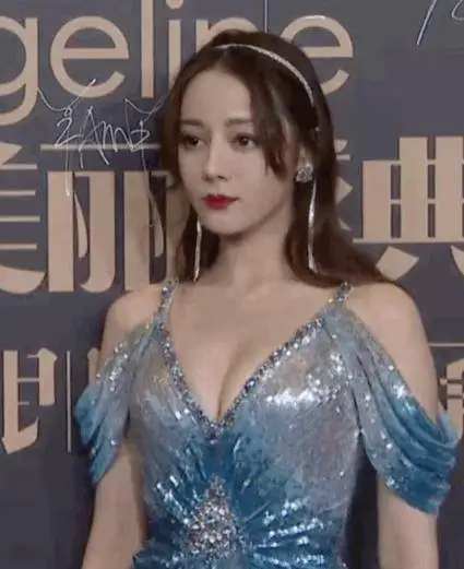 迪丽热巴时尚COSMO红毯造型为何如此大胆？