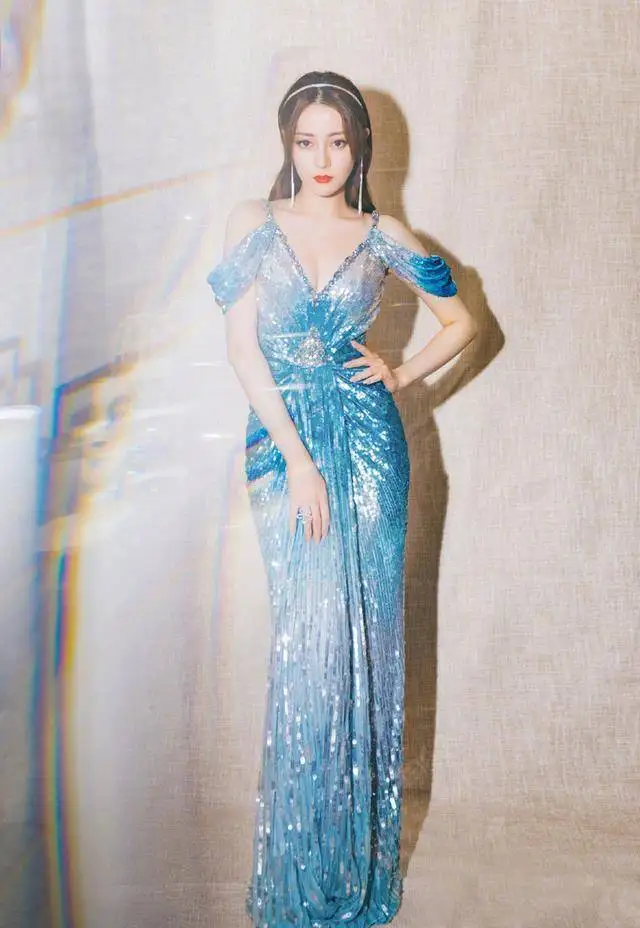 迪丽热巴时尚COSMO红毯造型为何如此大胆？