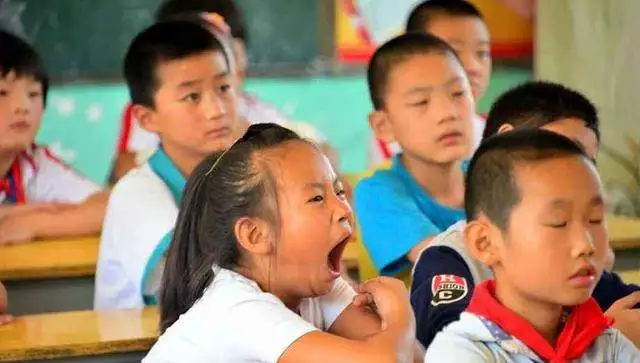 委员建议将中小学生睡眠质量纳入考核，不让孩子在课堂上打瞌睡！