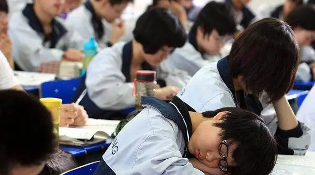 委员建议将中小学生睡眠质量纳入考核，不让孩子在课堂上打瞌睡！