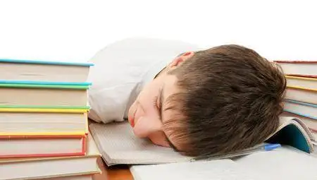 委员建议将中小学生睡眠质量纳入考核，不让孩子在课堂上打瞌睡！