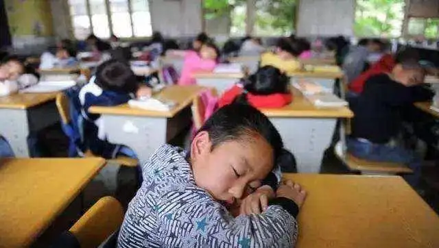委员建议将中小学生睡眠质量纳入考核，不让孩子在课堂上打瞌睡！