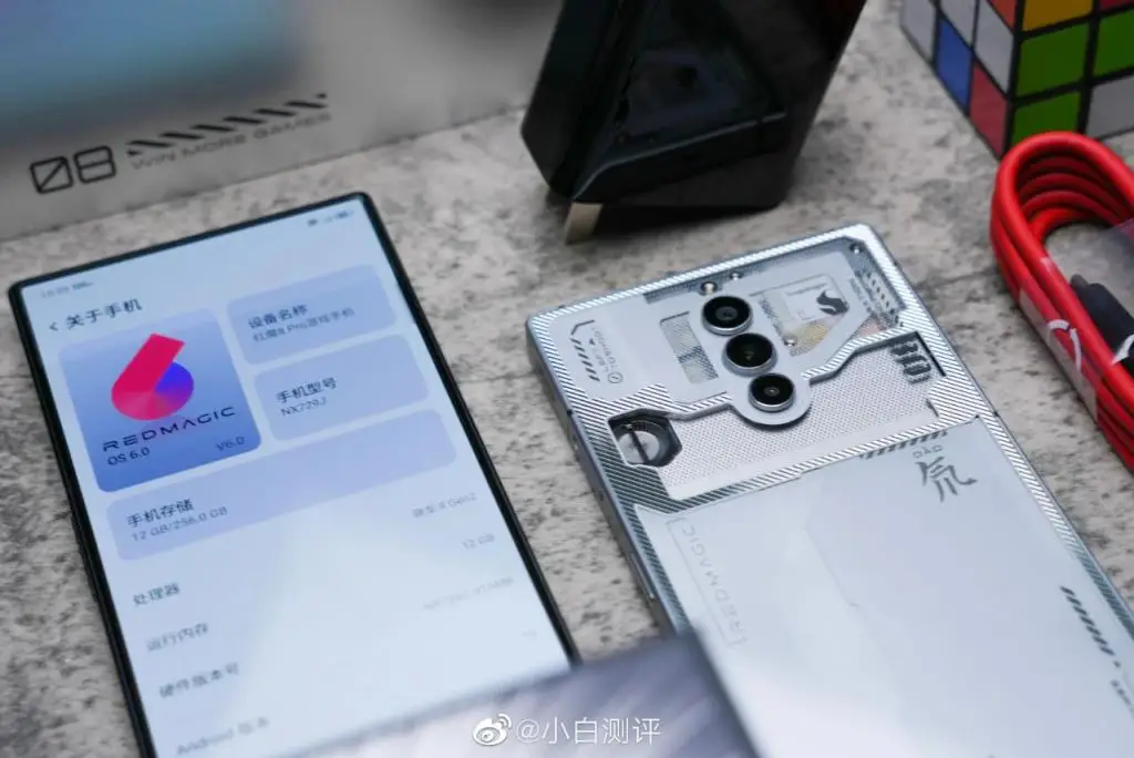 无打孔全面屏 + 银白色透明机身 红魔 8Pro 银色版实拍