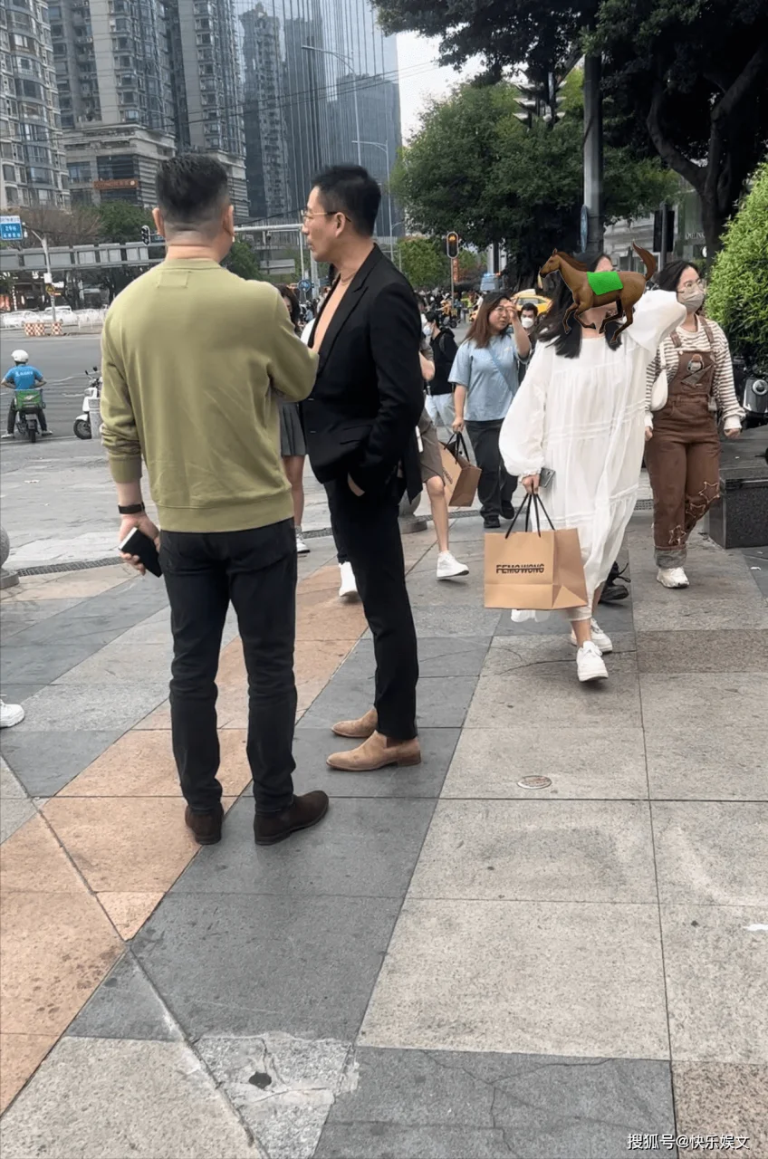 42岁汪小菲现状曝光！不穿内衬胆子大，女性路人不敢抬头直视