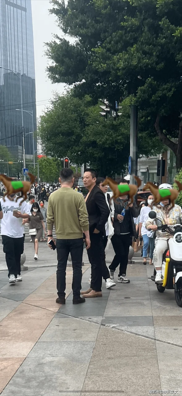42岁汪小菲现状曝光！不穿内衬胆子大，女性路人不敢抬头直视