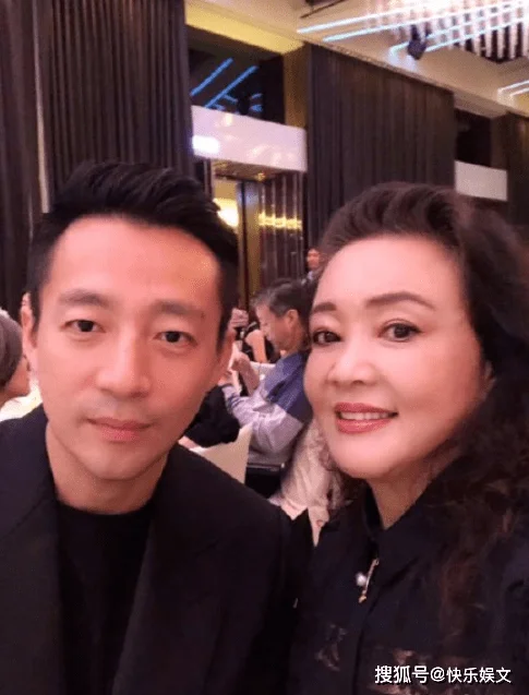 42岁汪小菲现状曝光！不穿内衬胆子大，女性路人不敢抬头直视
