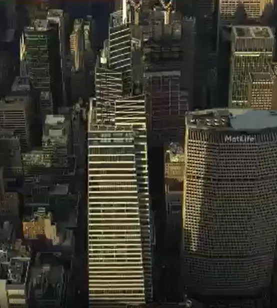 美国纽约93层摩天大楼剧烈晃动：伴有巨响，员工仓皇逃离