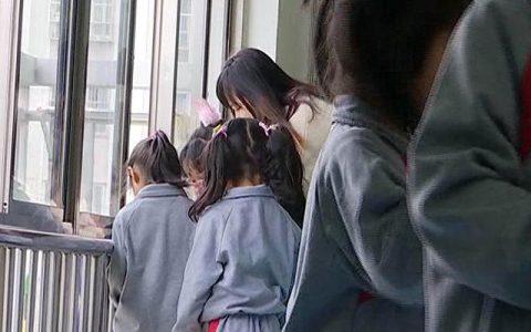 连扇女学生数十耳光后续，涉事小学老师被拘，网友：心疼孩子！