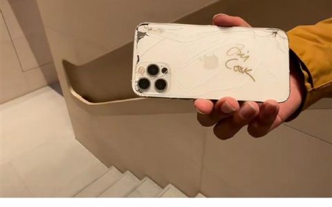 网友修 iPhone 偶遇苹果 CEO 库克：让他在碎了的后盖上签了个名