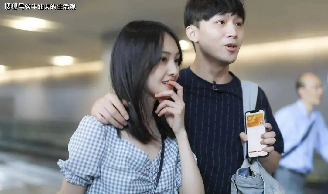 郑爽前夫出轨视频曝光，张恒撒泼打滚撕扯衣服，下跪求原谅