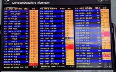 深圳暴雨航班延误取消，有旅客情绪崩溃跪求起飞！现场旅客：大家归心似箭，但在场的孩子看到会是什么感受？
