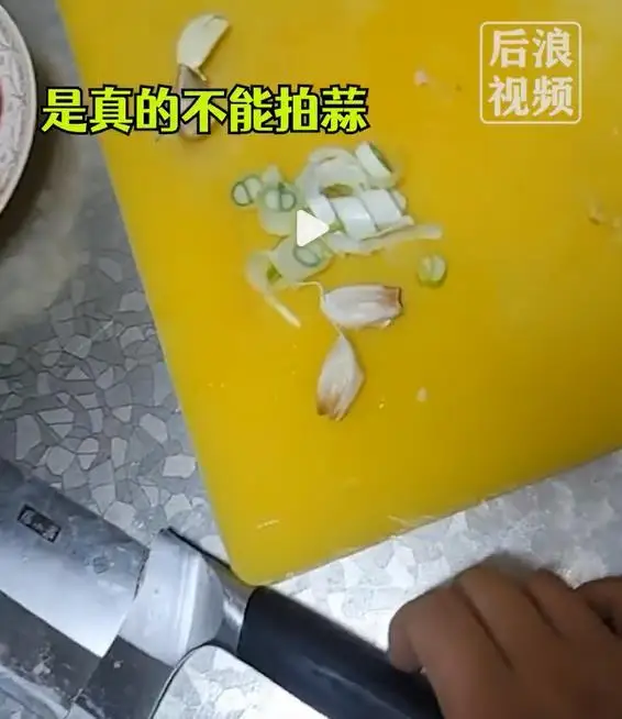 张小泉的刀又断了!斩骨刀斩骨时断裂、客服称与使用力度角度有关,网友调侃:王麻子又该直播斩骨了 张小泉的刀又断了!斩骨刀斩骨时断裂、客服称与使用力度角度有关,网友调侃:王麻子又该直播斩骨了