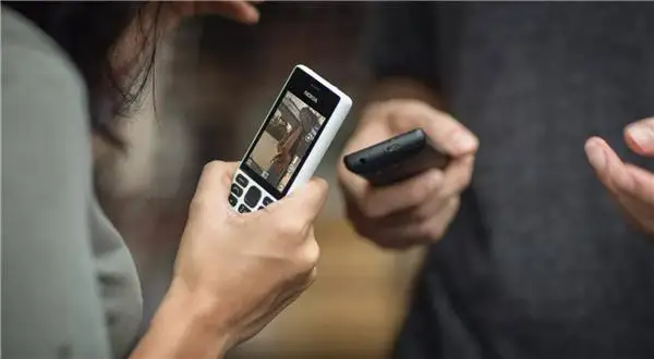 iPhone 不香了 美国年轻人爱上老年机:功能少 花钱也少 iPhone 不香了 美国年轻人爱上老年机:功能少 花钱也少