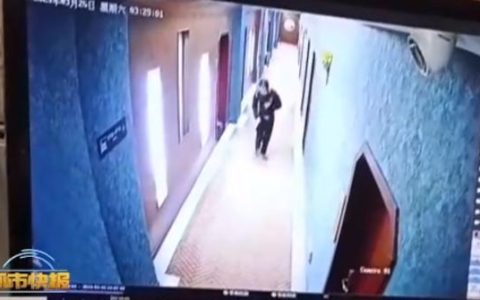 情侣入住酒店，男子半夜竟被陌生男人摸醒，警方介入调查