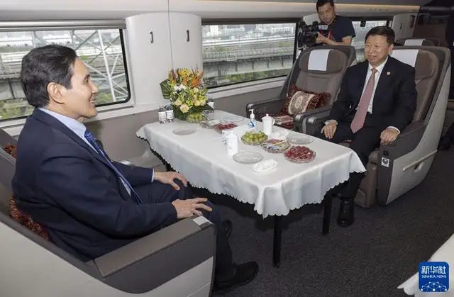 宋涛与马英九同乘高铁赴长沙 宋涛与马英九同乘高铁赴长沙